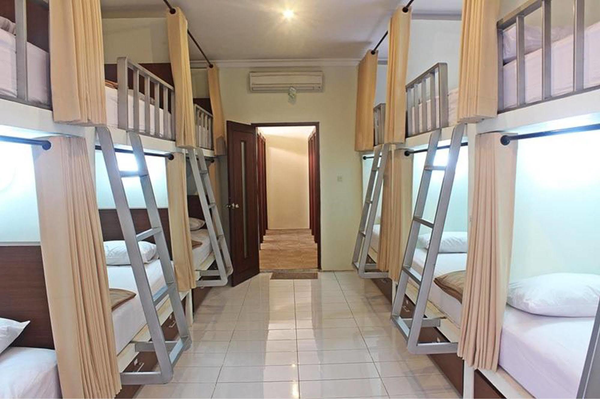Mirah Hostel Legian Zewnętrze zdjęcie