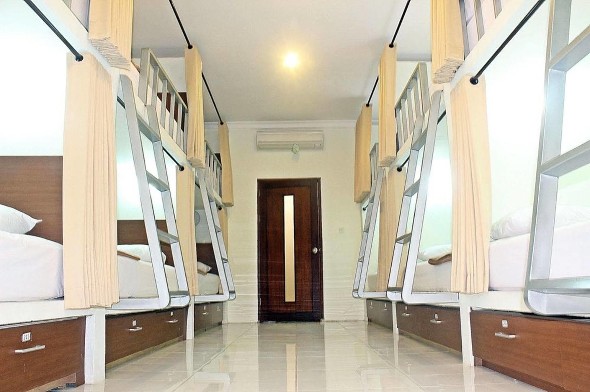 Mirah Hostel Legian Zewnętrze zdjęcie