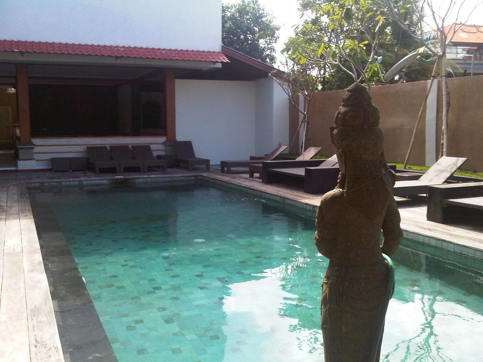 Mirah Hostel Legian Zewnętrze zdjęcie