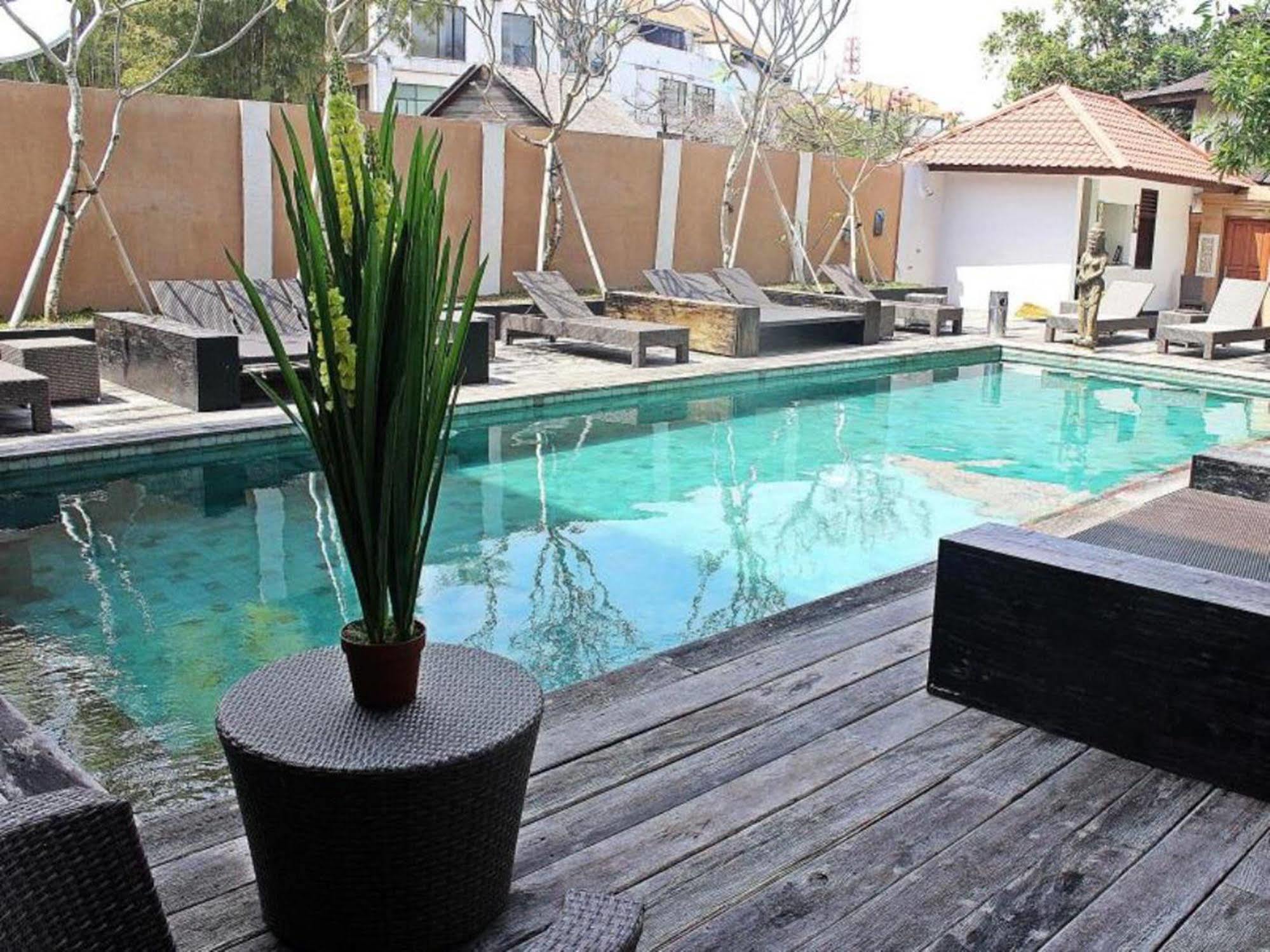 Mirah Hostel Legian Zewnętrze zdjęcie