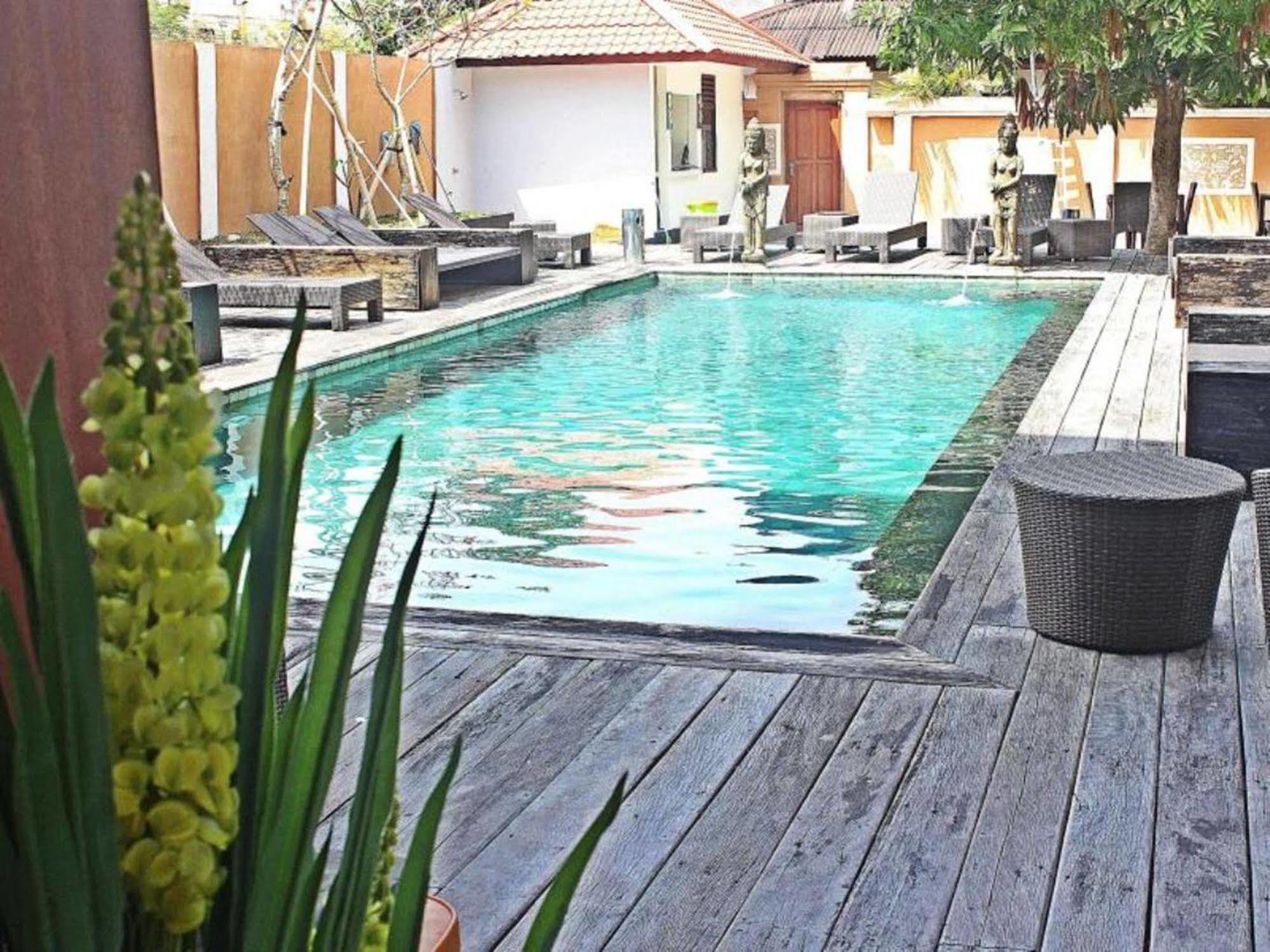Mirah Hostel Legian Zewnętrze zdjęcie