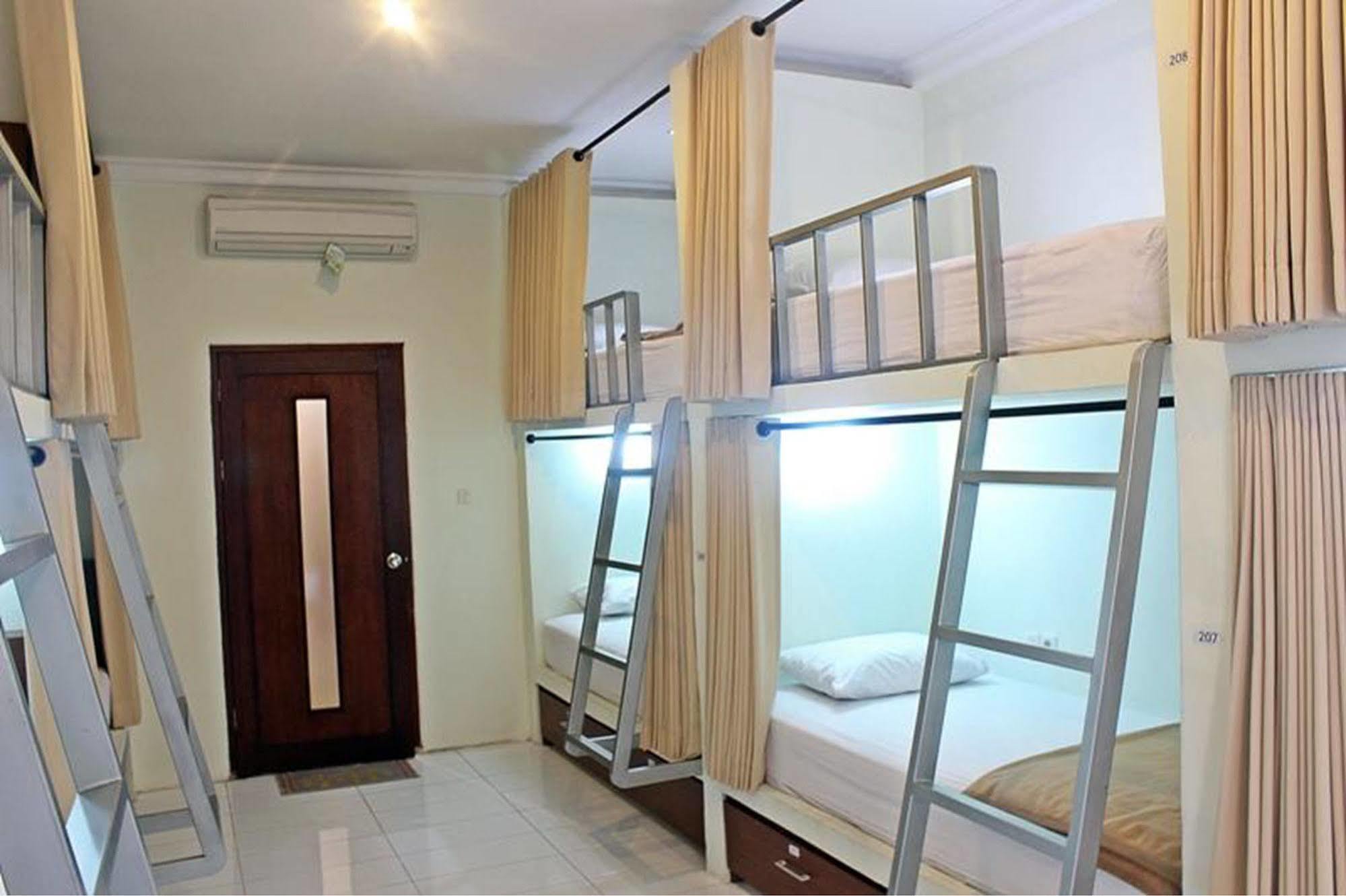Mirah Hostel Legian Zewnętrze zdjęcie
